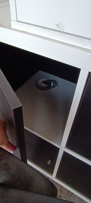 Móvel preto com 8 portas