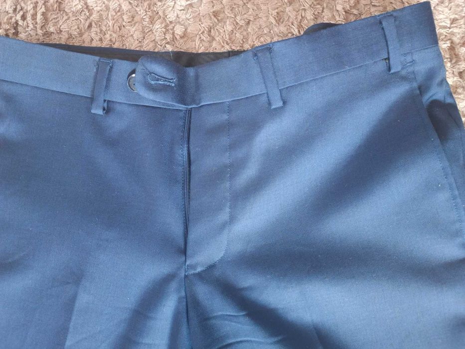 Чоловічий костюм синього кольору новий М -L