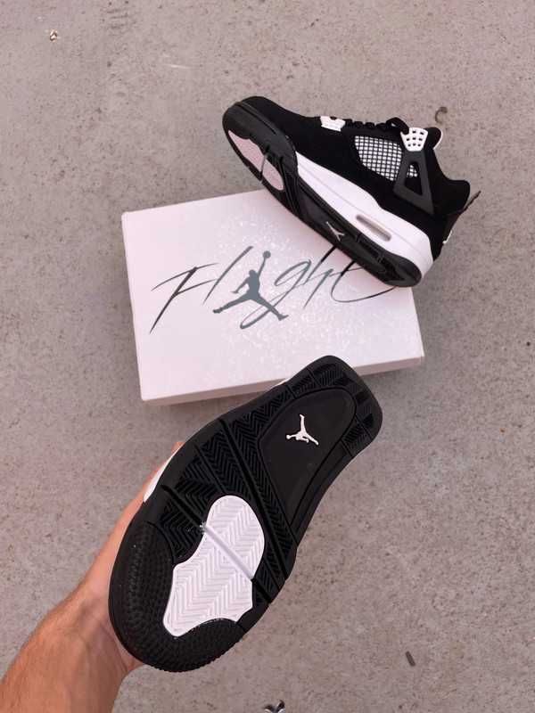 Jordan4Retro White Thunder R.37.5