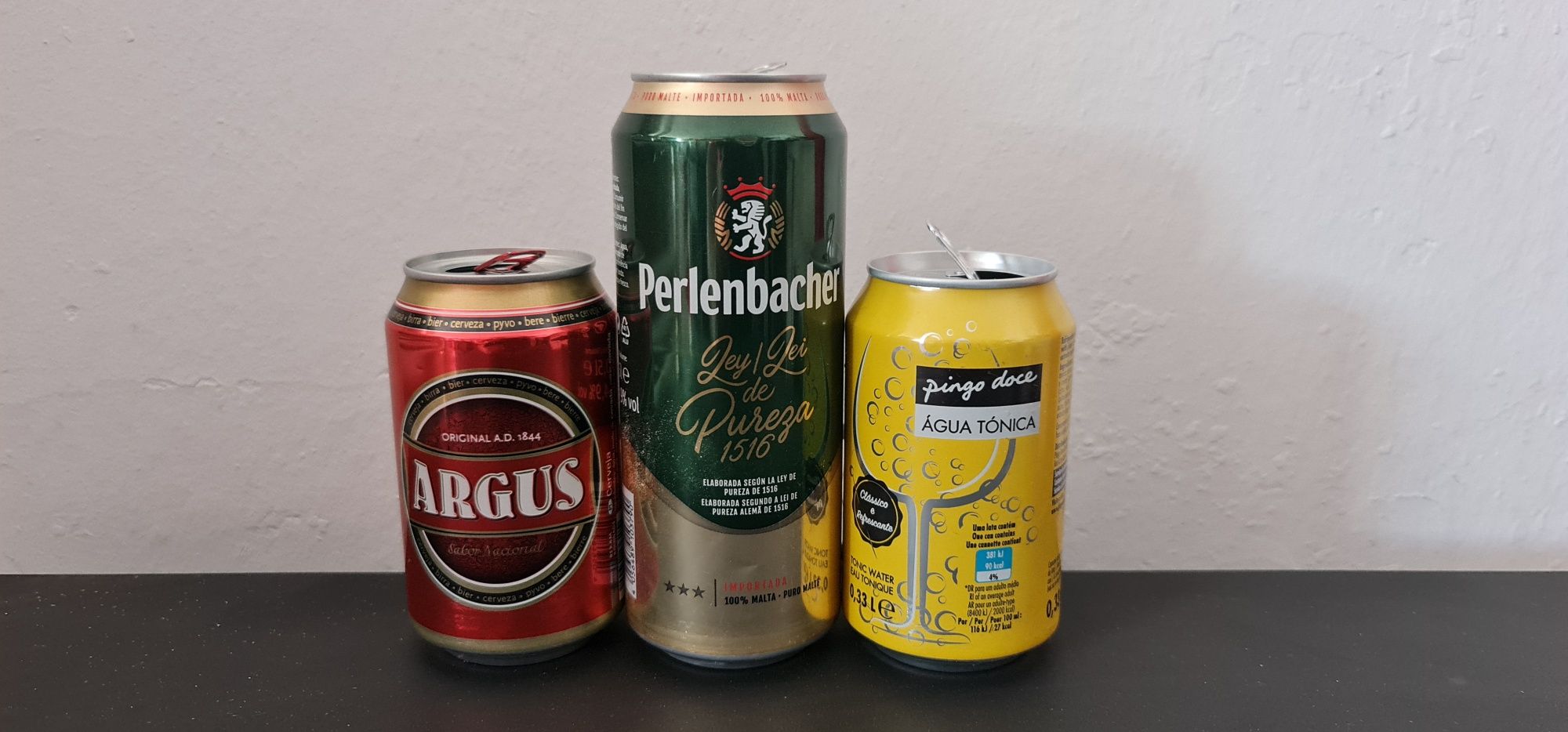 Latas vazias para decoração ou outros.