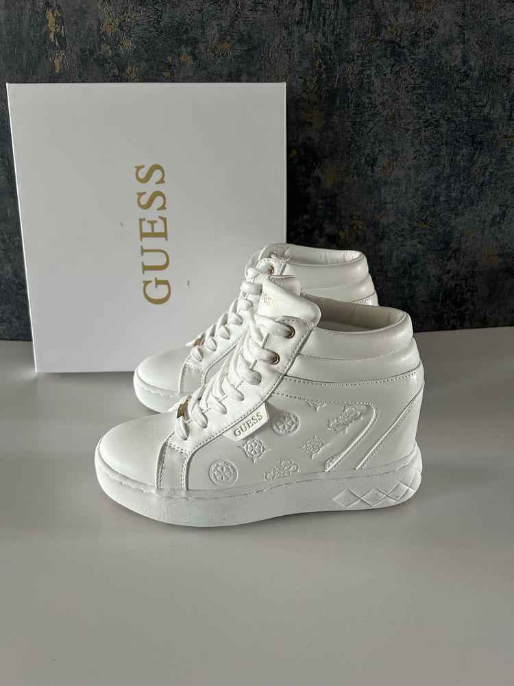Biale sneakersy z ukryta koturna marki GUESS r:39