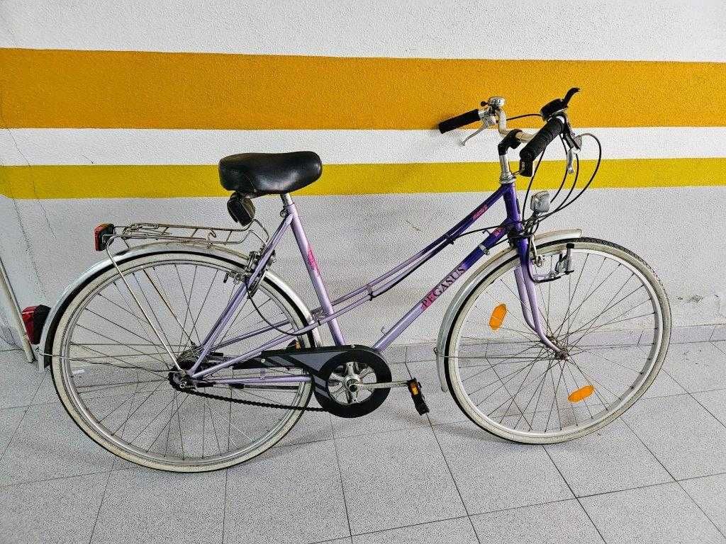 Bicicleta clássica, com 5 mudanças no cubo