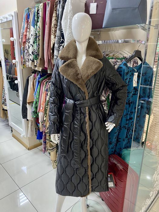 Alberto Bini пальто жіноче чорне зимове Світле пальто зимове з хутром