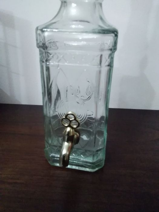 Garrafa antiga com torneira.