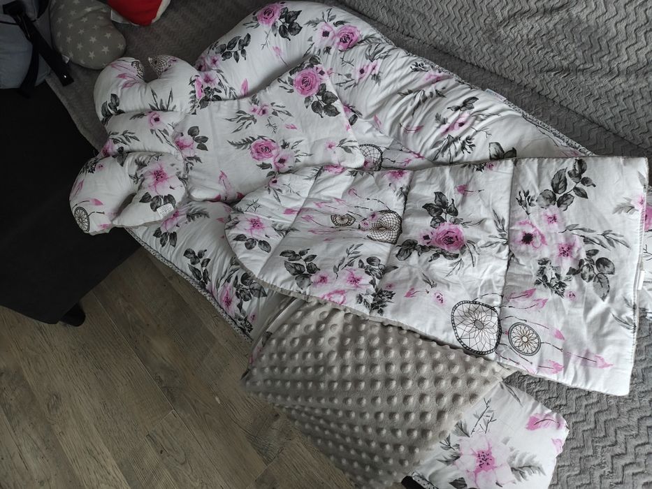 Ciuszki dziecięce okazja 7 kartonów z łóżeczkiem