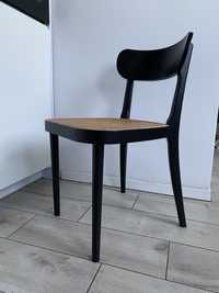 czarne krzesło rattanowe