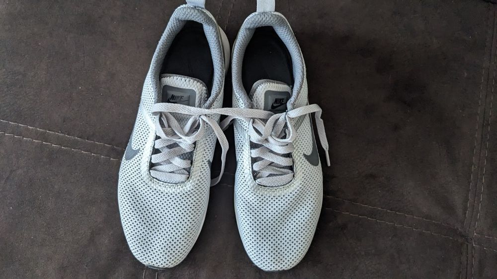 Нові чоловічі кросівки фірми Nike