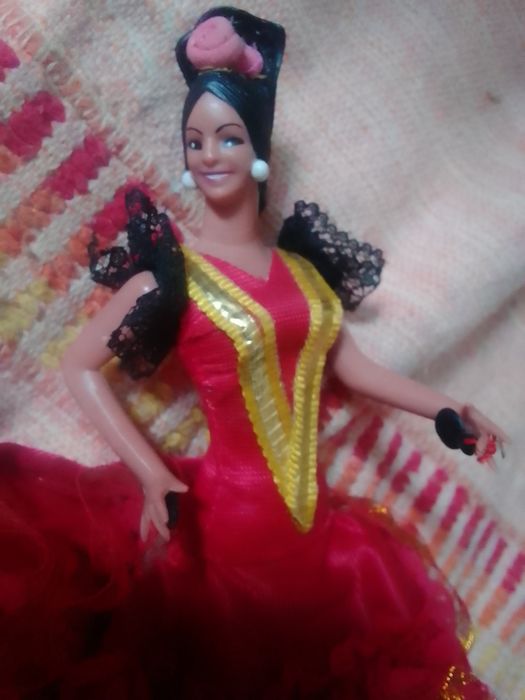 Sevilhana média nova com etiqueta muito linda  só 20€