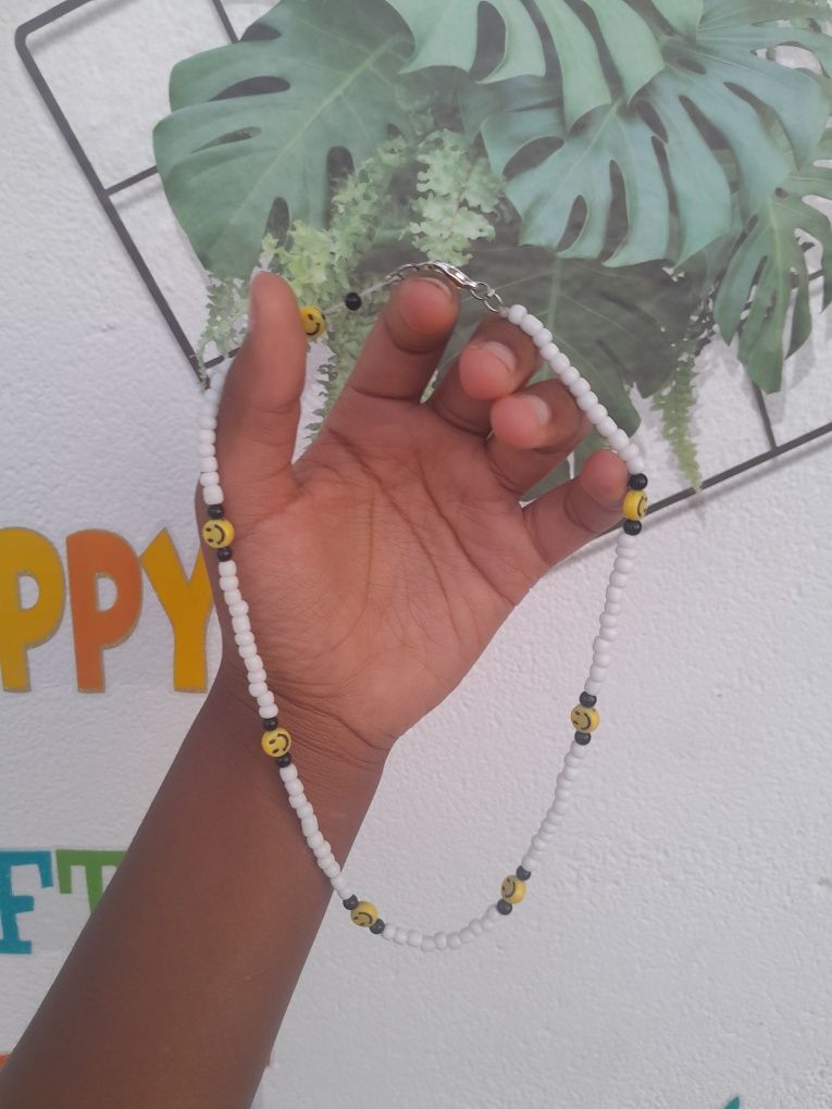 Colar feito á mão com miçangas brancas e smiles