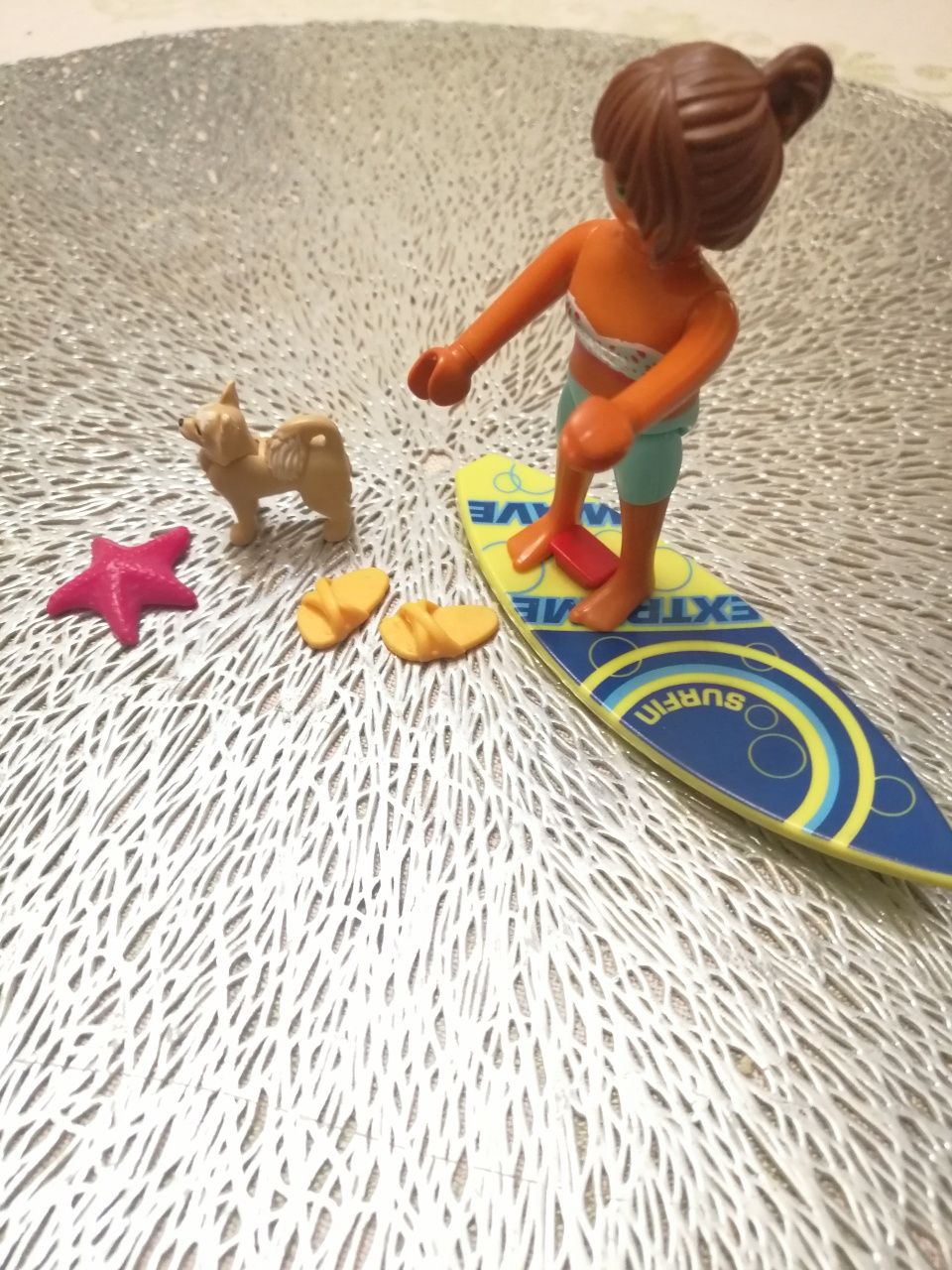 Playmobil dziewczynka na desce surfingowej