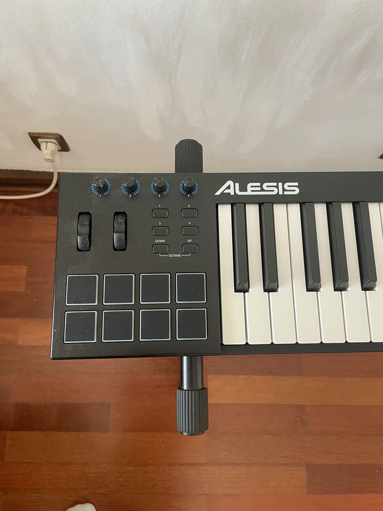 Piano teclado midi ALESIS V61 + apoio