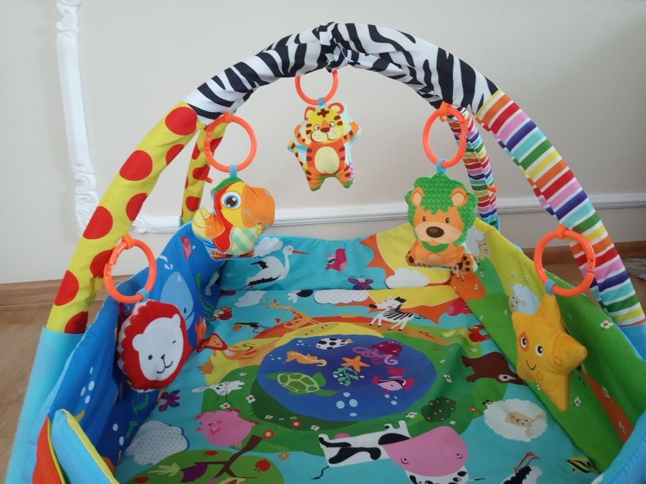 Kolorowa mata że zwierzątkami dla niemowląt