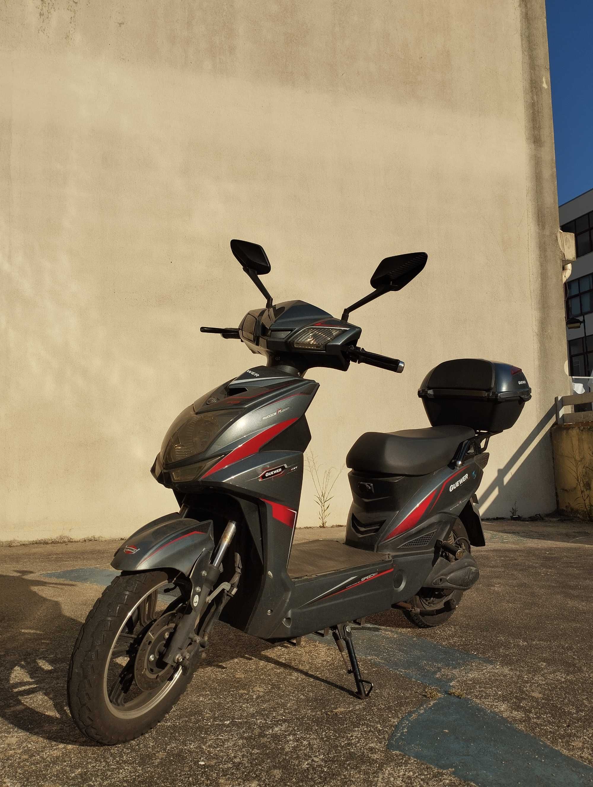Moto elétrica muito bem cuidada