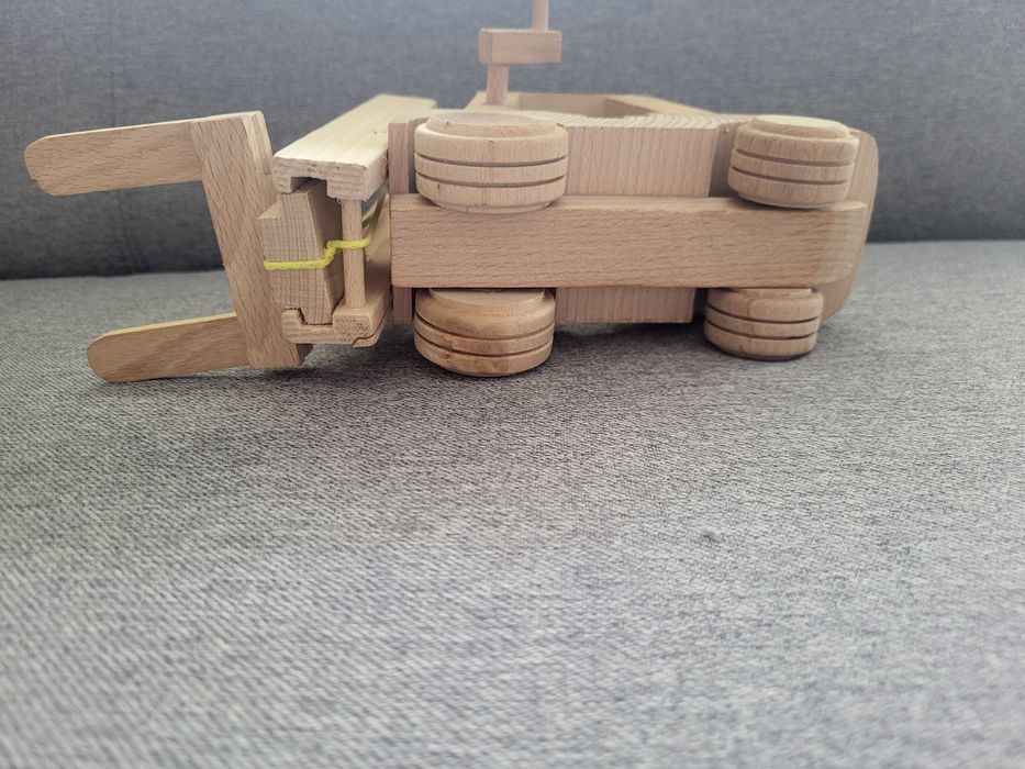 Drewniany wózek widłowy zabawka