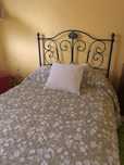 Cama de ferro azul antiga