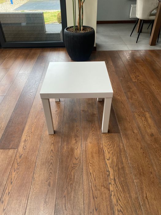 Biały stolik Ikea