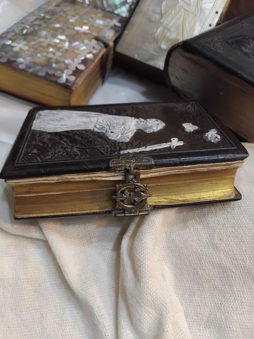 Livro antigo, missal com santa  prateada  na capa