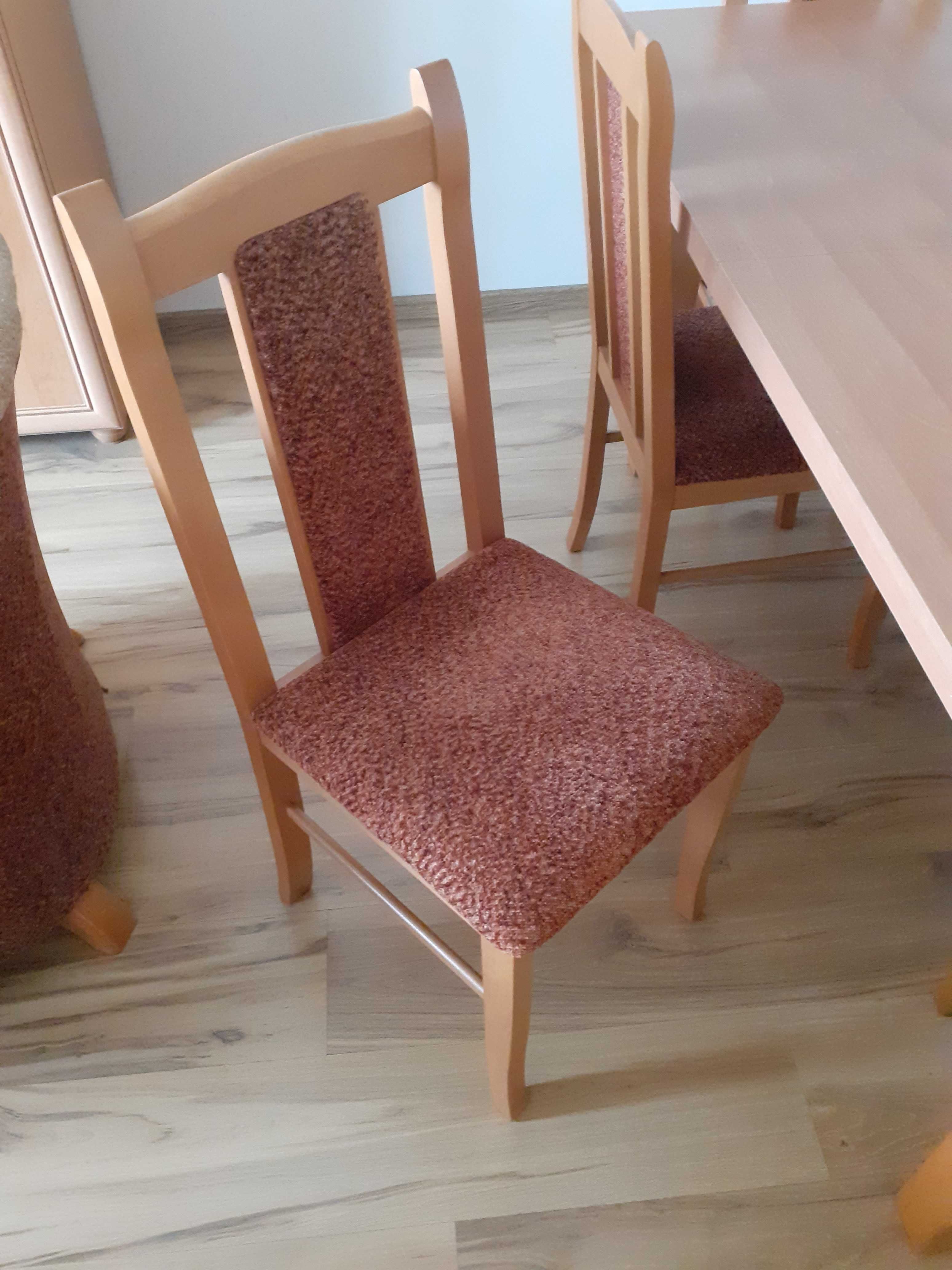 Zostaw stół z krzesłami