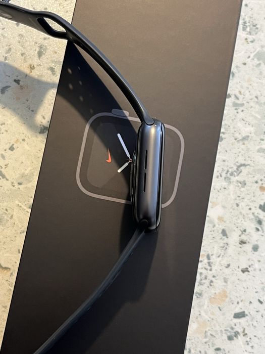 Apple Watch SE 44mm Midnight Nike Edition