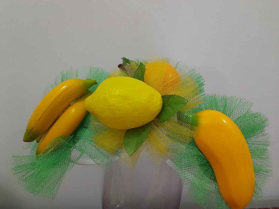 Обруч фрукти на свято осені. Лимон, мандарин, банан