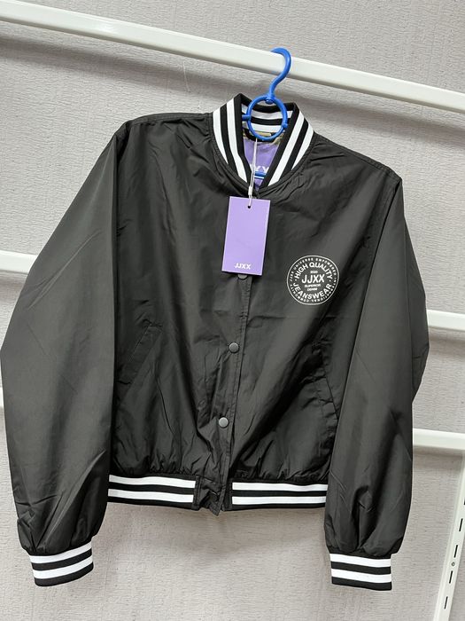 Жіночій бомбер JJXX