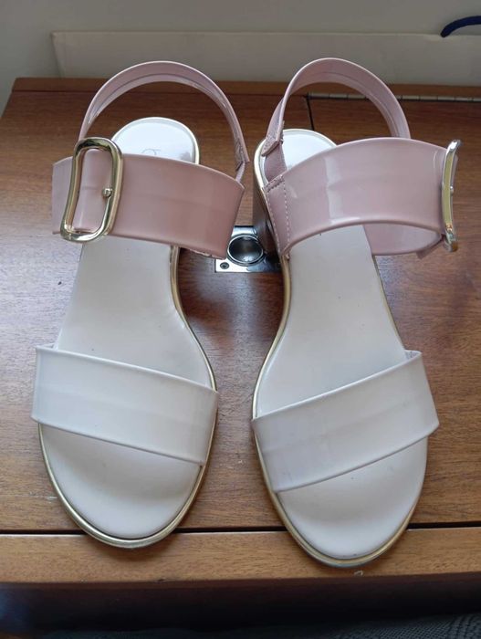 Sandálias praticamente novas, T.39
