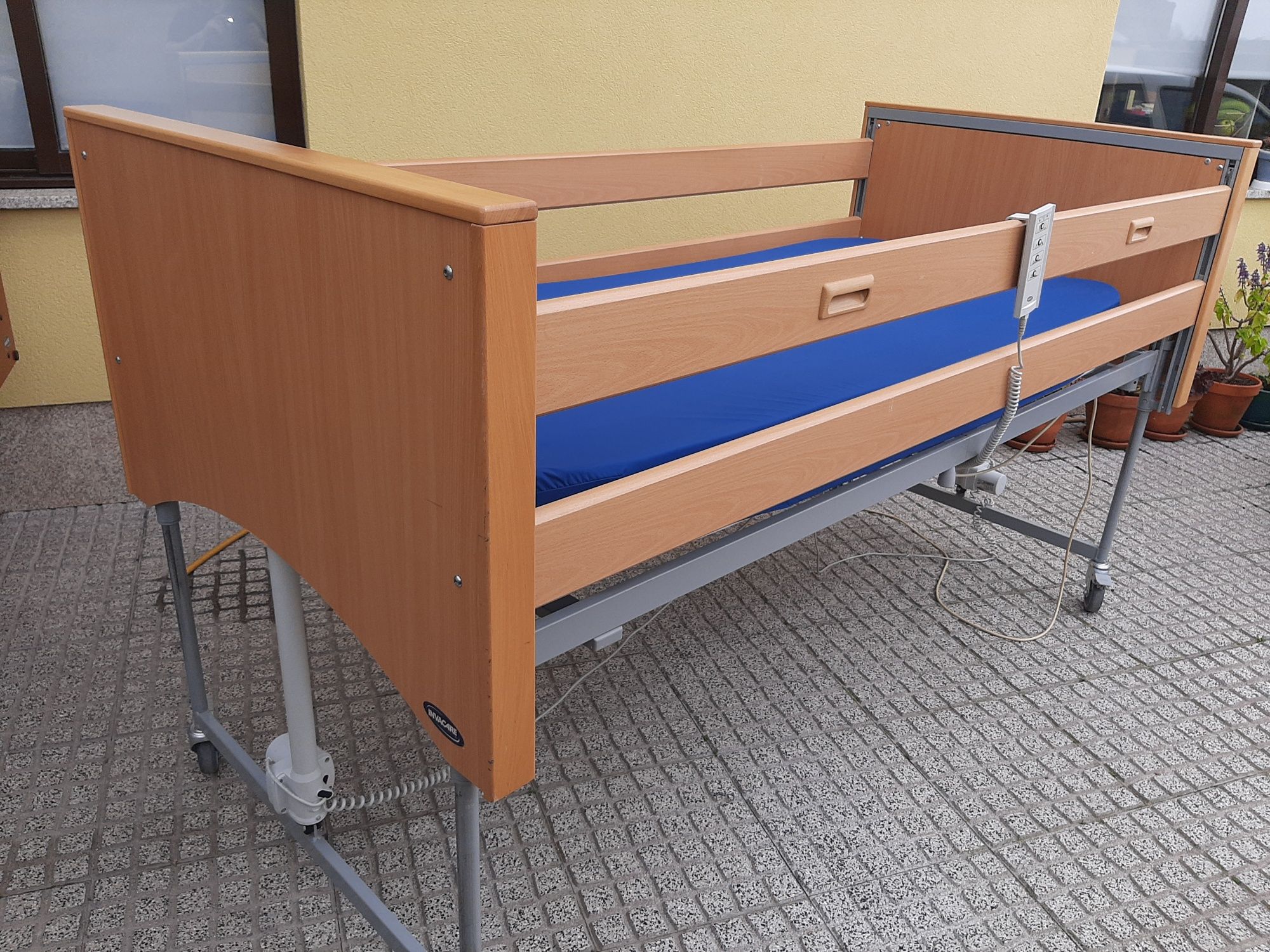 Cama articulada elétrica e elevatória hospitala Invacare