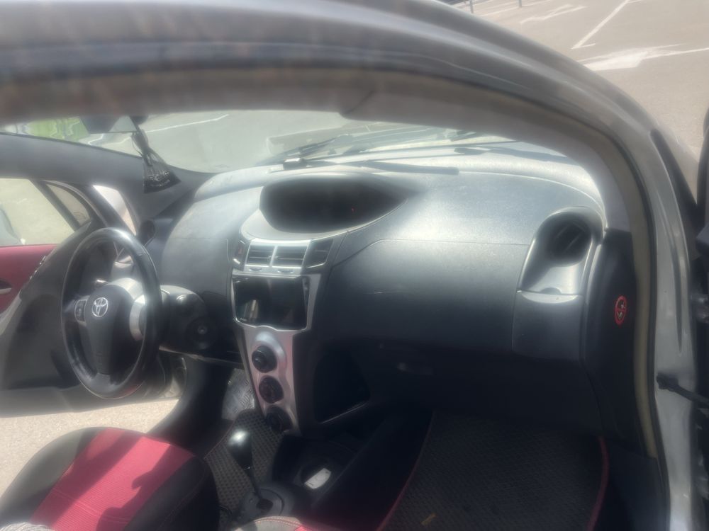 Toyota yaris 1.3 2010 года