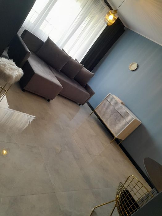 Nowoczesna szara sofa - idealna do minimalistycznych wnętrz