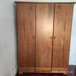 Roupeiro de três portas com espelho interior