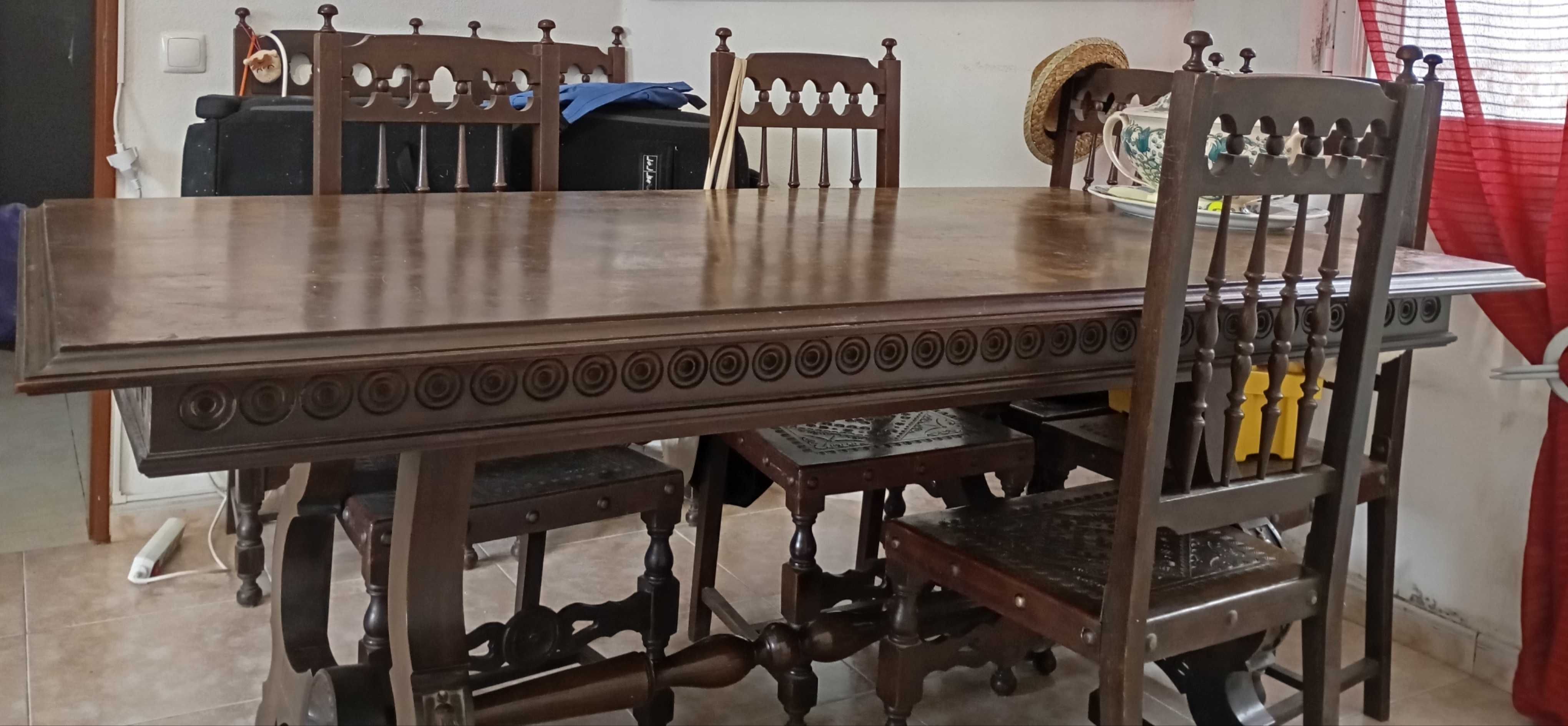 Aparador e mesa de sala antigo