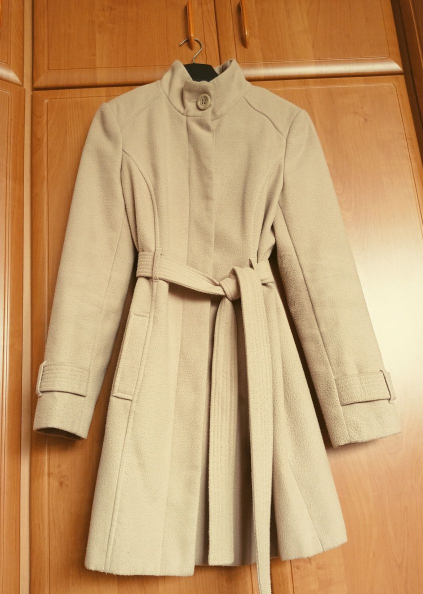 Beżowy płaszcz jesienny elegancki Orsay
