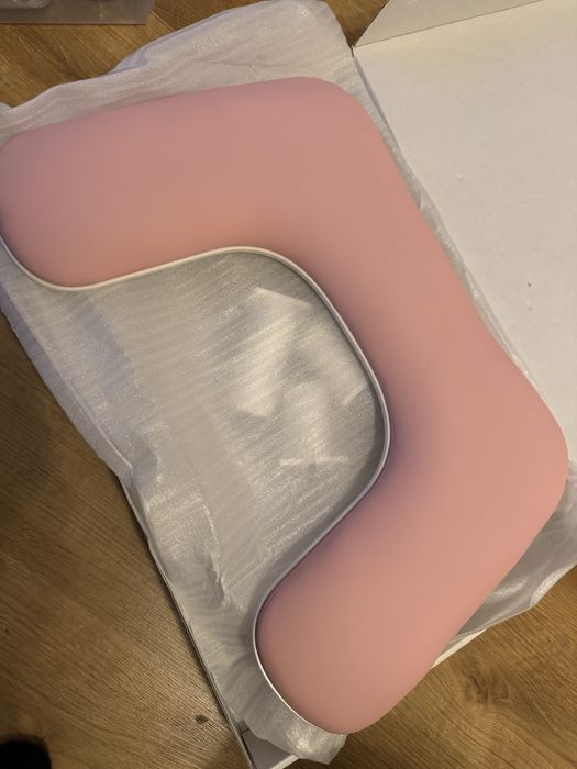 Podstawka na rece klientki do robienia paznokci