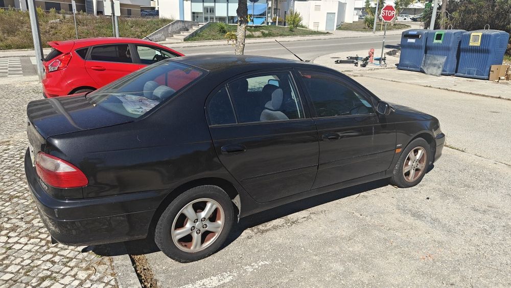 Toyota Avensis 1.6 gasolina Ano 2000