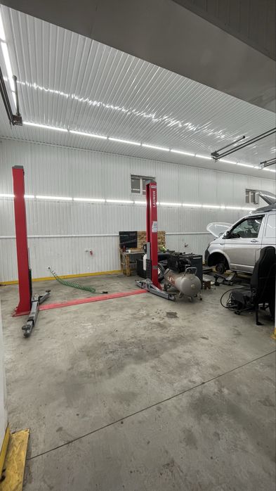 Бокс на два заїзди з ямою і підйомником.