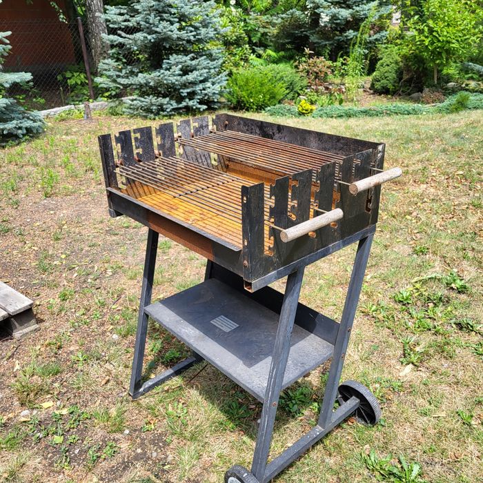 Grill ogrodowy na kółkach.