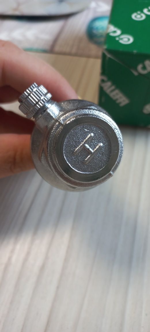 Odpowietrznik automatyczny grzejnika prawy 1" caleffi 507611