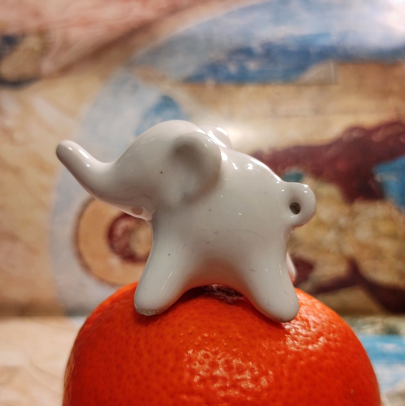 Uroczy porcelanowy mini słonik z trąbą uniesioną do góry, lata 90