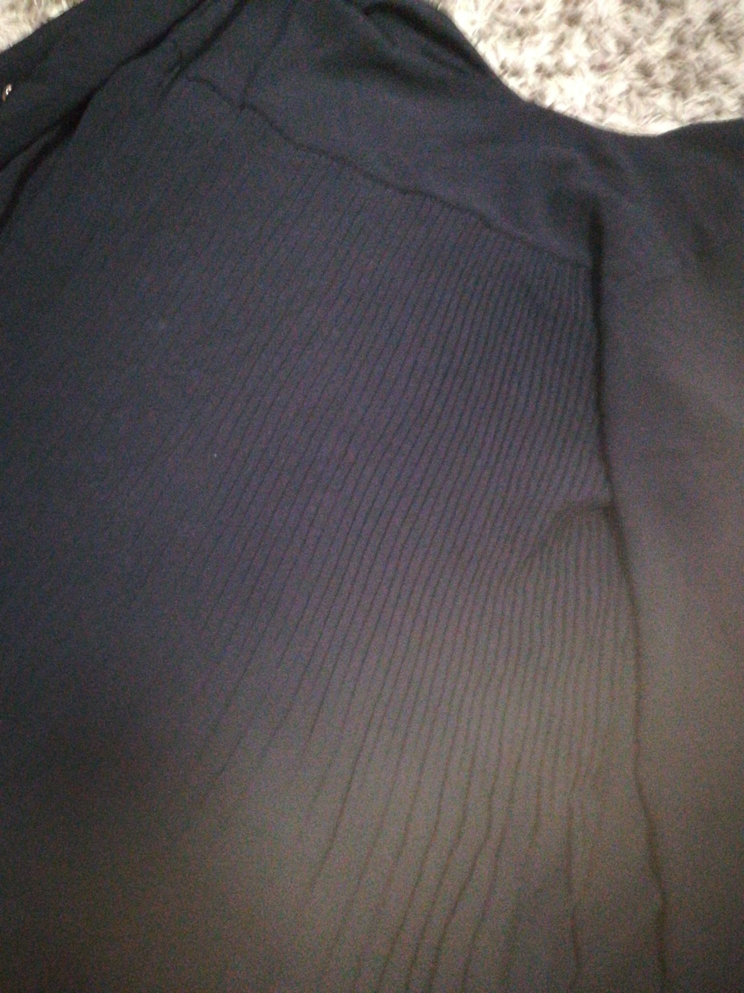 Camisola preta com botões nas mangas