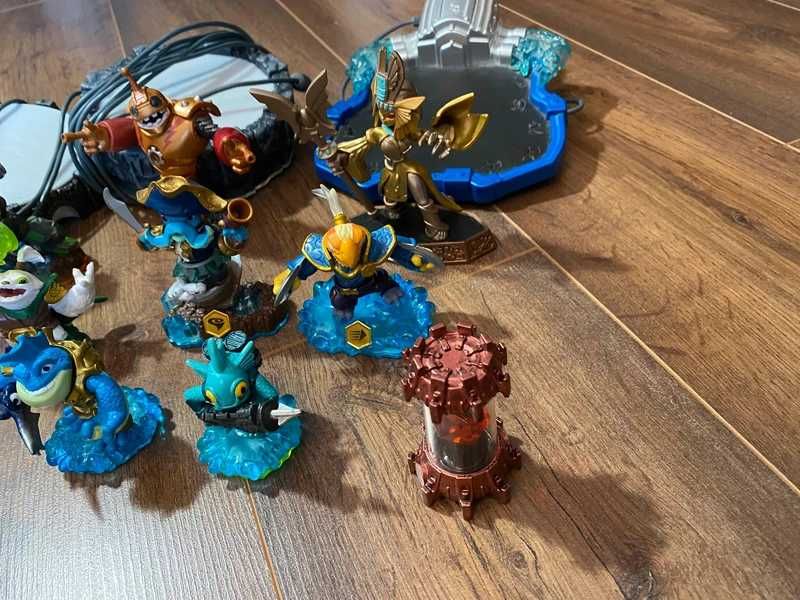 Skylanders lot 16 figures, 4 games, 4 portals, stickers, cards