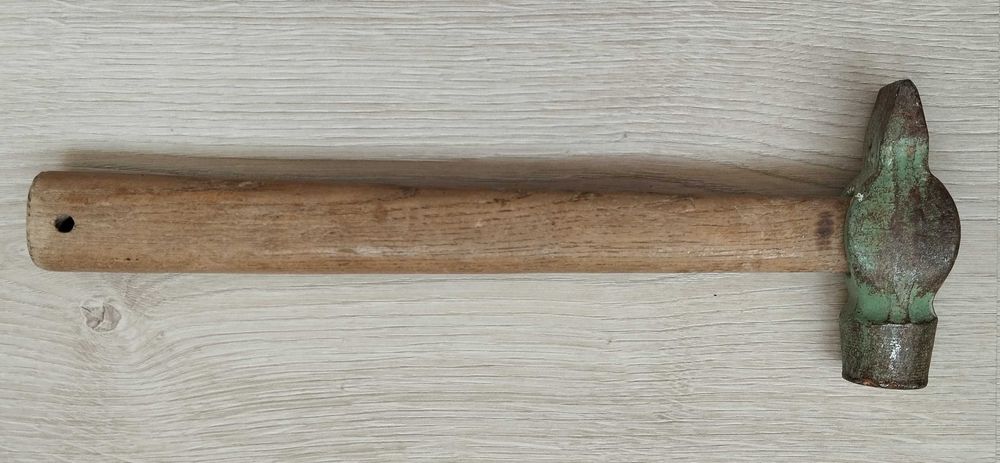 Молоток з дерев'яною рукояткою, виготовлений в СРСР.