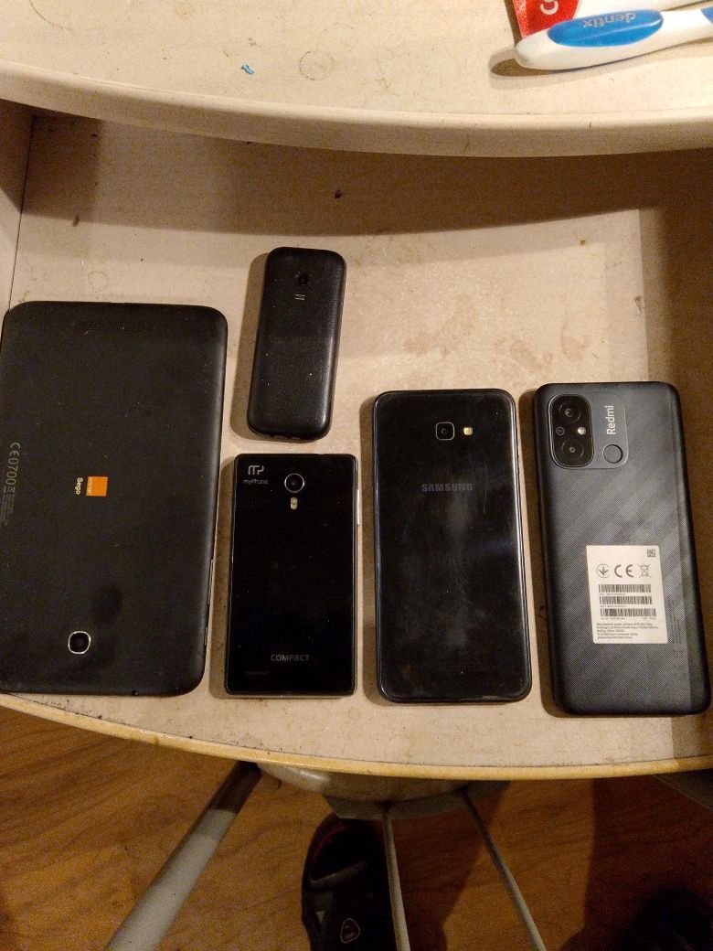 Zestaw telefonów