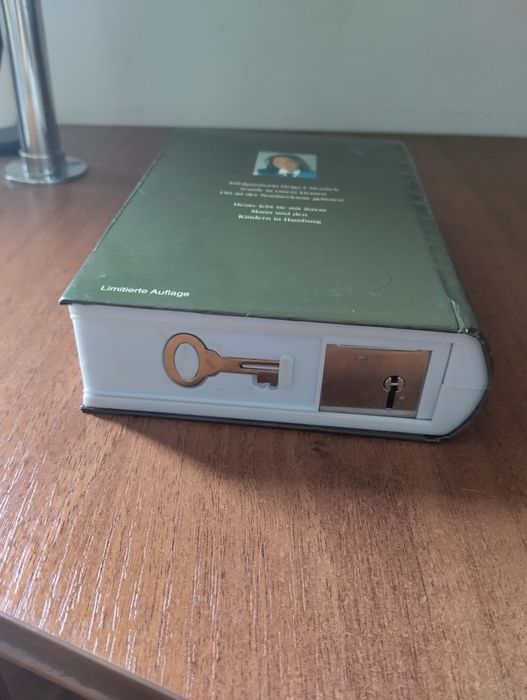 Книга сейф з ключем