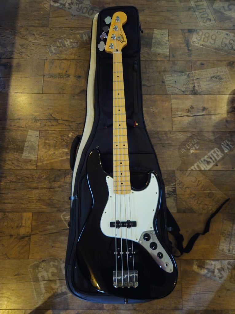 Fender Standard Jazz Bass®, Maple Fingerboard, Black
