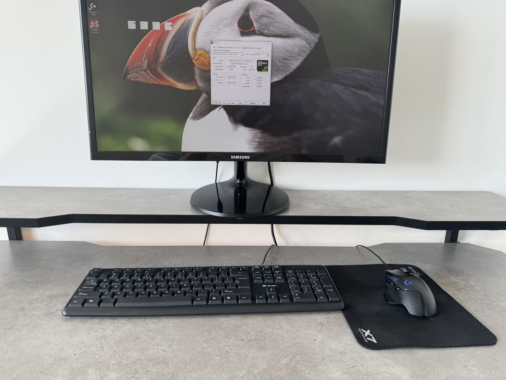 Komputer w zestawie z monitorem klawiatura i mysza