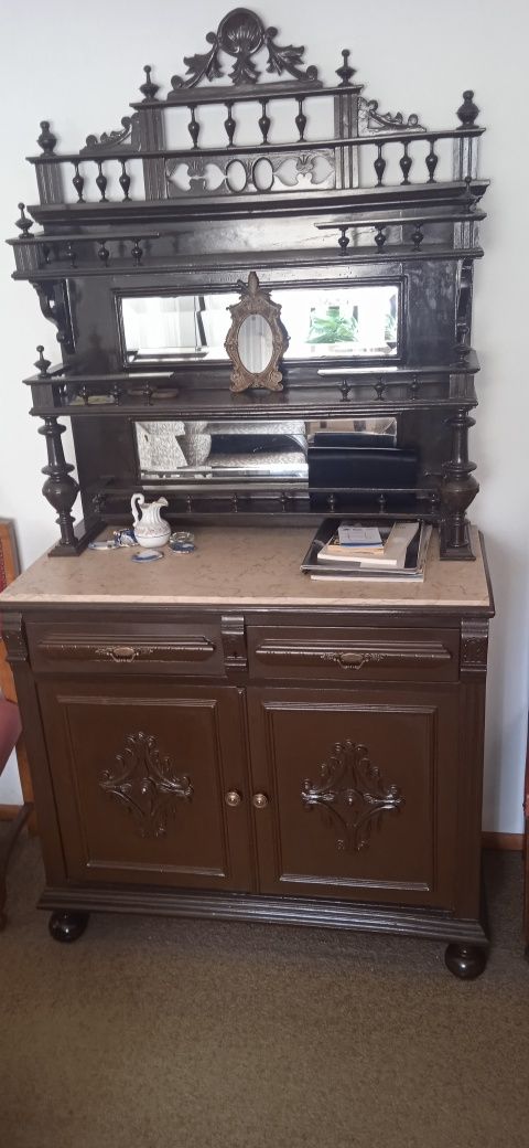 Mesa de jantar con vitrine