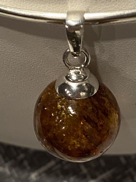 Wisiorek z bursztynu , kula
