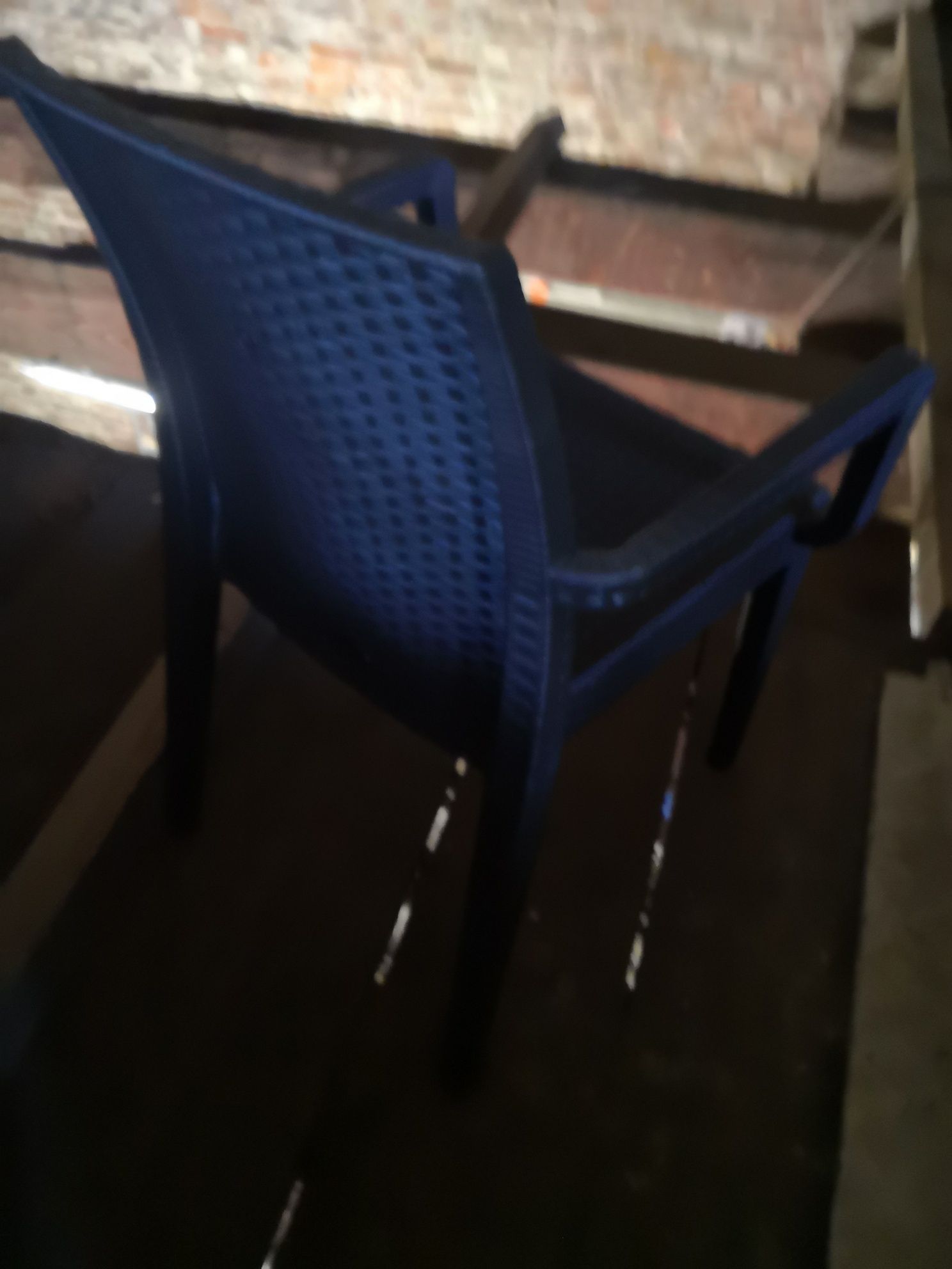 4. Krzeslo ogrodowe plastikowe brązowe, wenge