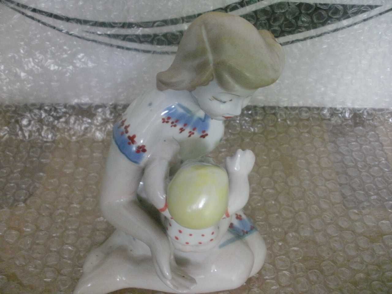 Фарфоровая статуэтка Материнство.Женщина с ребёнком.Мама с ребёнком