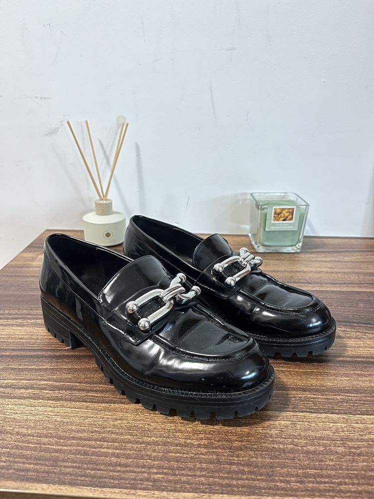 Mokasyny damskie lakierowane Zara